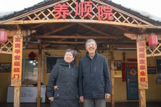 在伊春市友好區(qū)，伊春森工上甘嶺林業(yè)局有限責(zé)任公司溪水林場分公司退休職工劉養(yǎng)順（右）和老伴楊秋娥在自家農(nóng)家院中（3月13日攝）。新華社記者 謝劍飛 攝