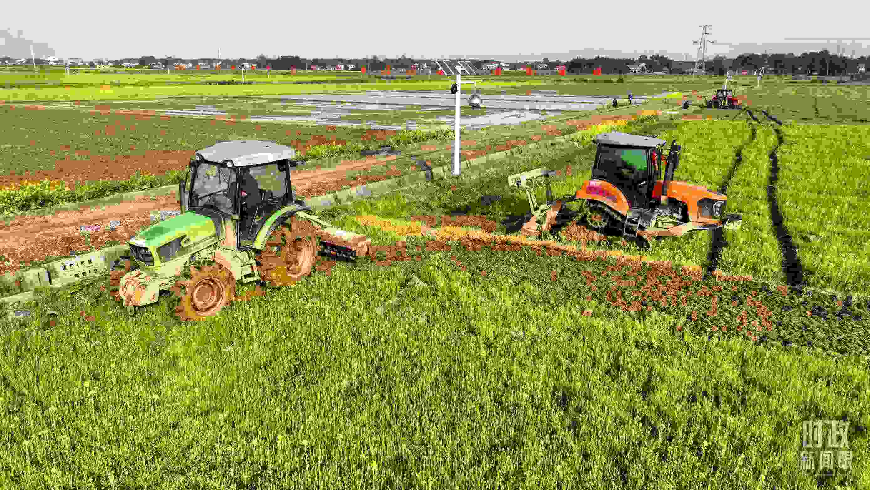 △位于港中坪村的糧食生產(chǎn)萬畝綜合示范片區(qū)，春耕備耕生產(chǎn)繁忙。（總臺(tái)央廣記者潘毅拍攝）