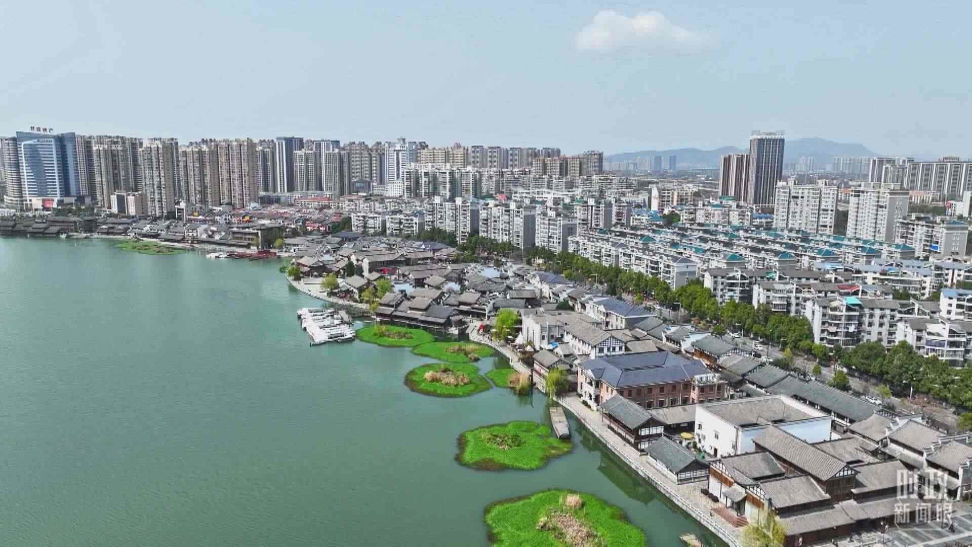 △沅江江畔，常德河街與現(xiàn)代建筑交相輝映。（總臺(tái)央視記者范凱拍攝）