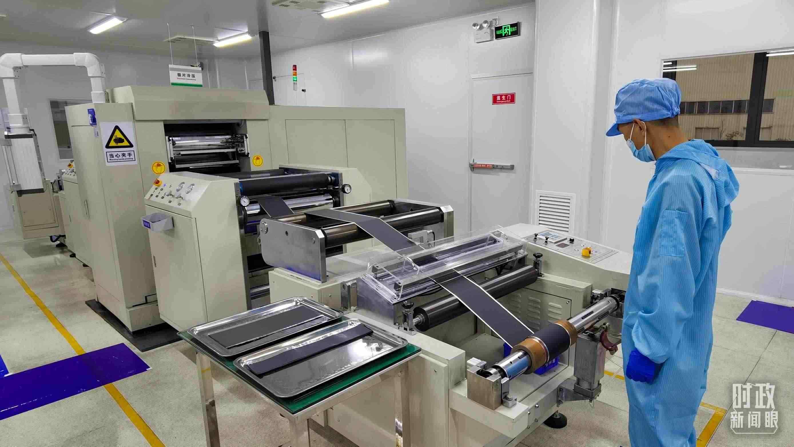 △這是電池生產(chǎn)的極片冷壓操作車間。（總臺(tái)央視記者郭鴻拍攝）