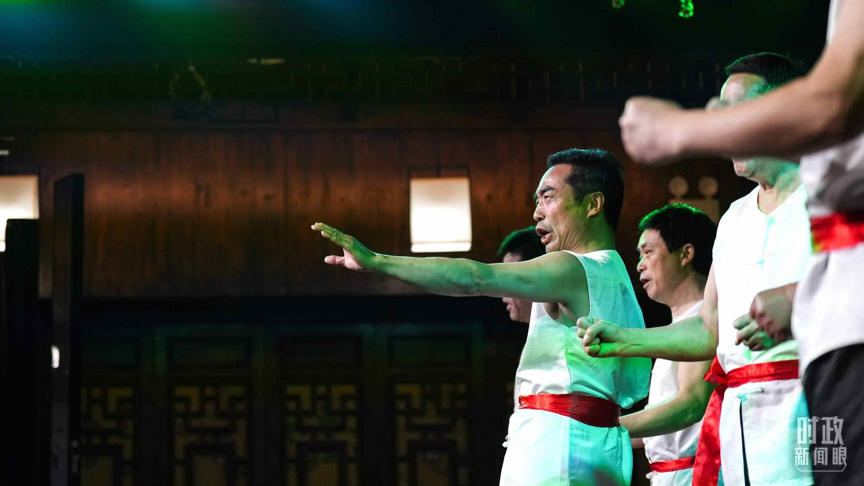 △常德河街，鴛鴦走馬樓上演常德高腔《穆桂英掛帥》和澧水船工號(hào)子。（總臺(tái)央視記者許永松、國廣記者李晉拍攝）