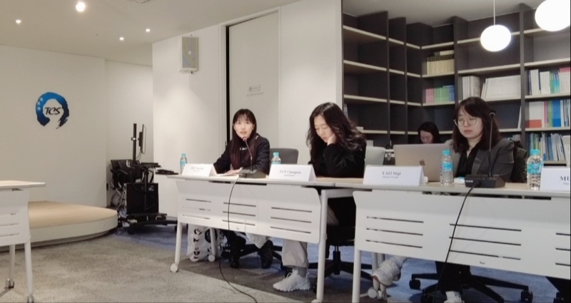 記者（左一）在交流活動上，以加強中日韓三國經(jīng)濟合作、增進三國民眾相互理解為主題發(fā)表演講。權(quán)小星攝