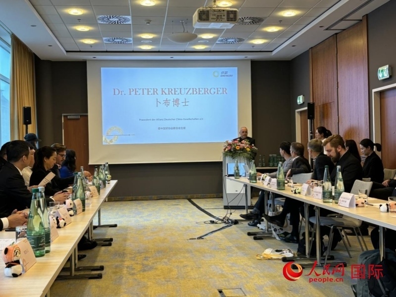 在成都文化旅游（柏林）推介座談會(huì)上，德中友好協(xié)會(huì)聯(lián)合會(huì)主席卜布致辭。人民網(wǎng)記者張慧中攝