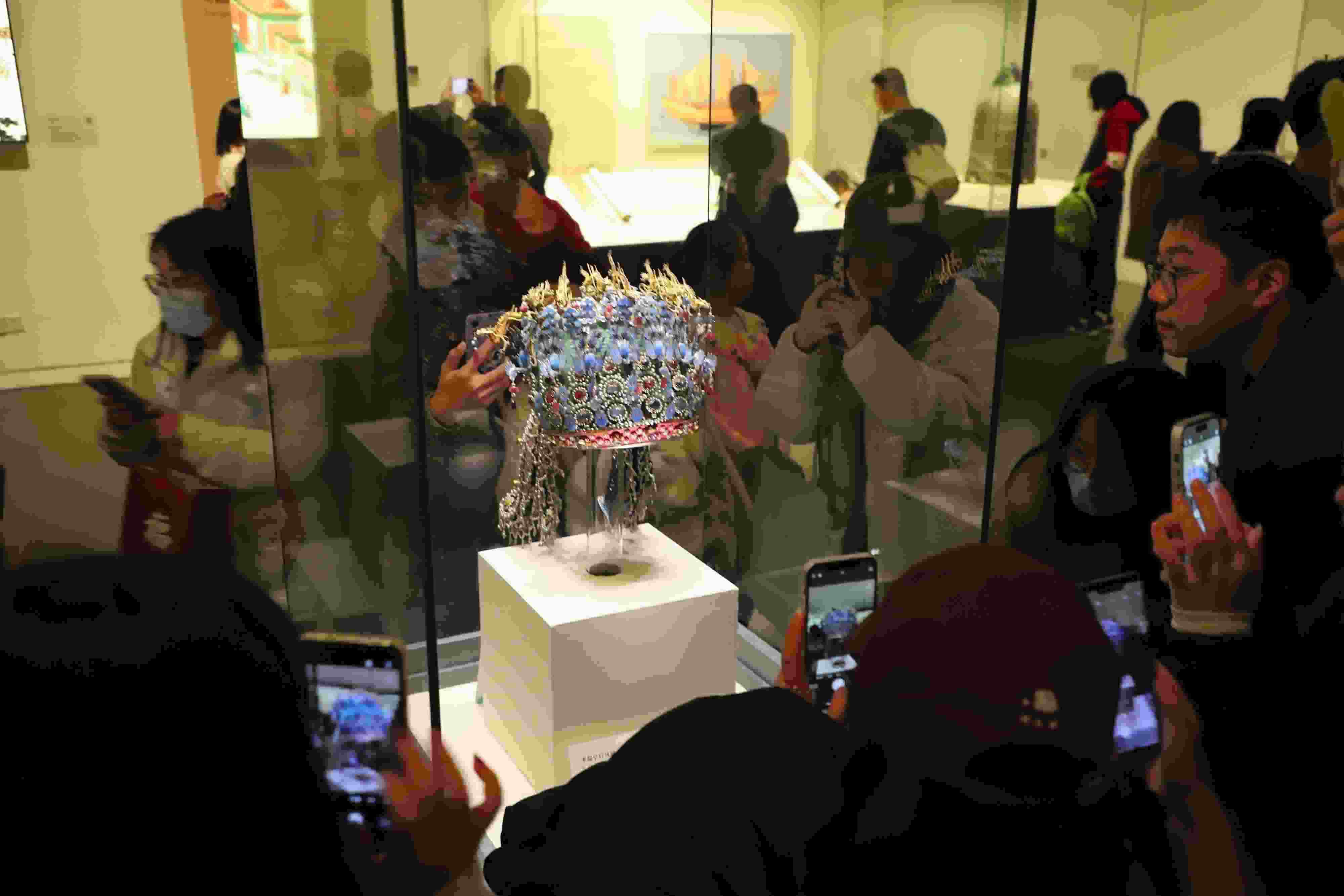 △ 2024年3月9日，北京，中國國家博物館，來自天南海北的游客在參觀藏品。