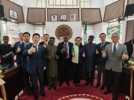 3月21日，與會(huì)嘉賓在首屆拉各斯論壇現(xiàn)場(chǎng)合影留念。（圖片由中國(guó)駐拉各斯總領(lǐng)事館提供）