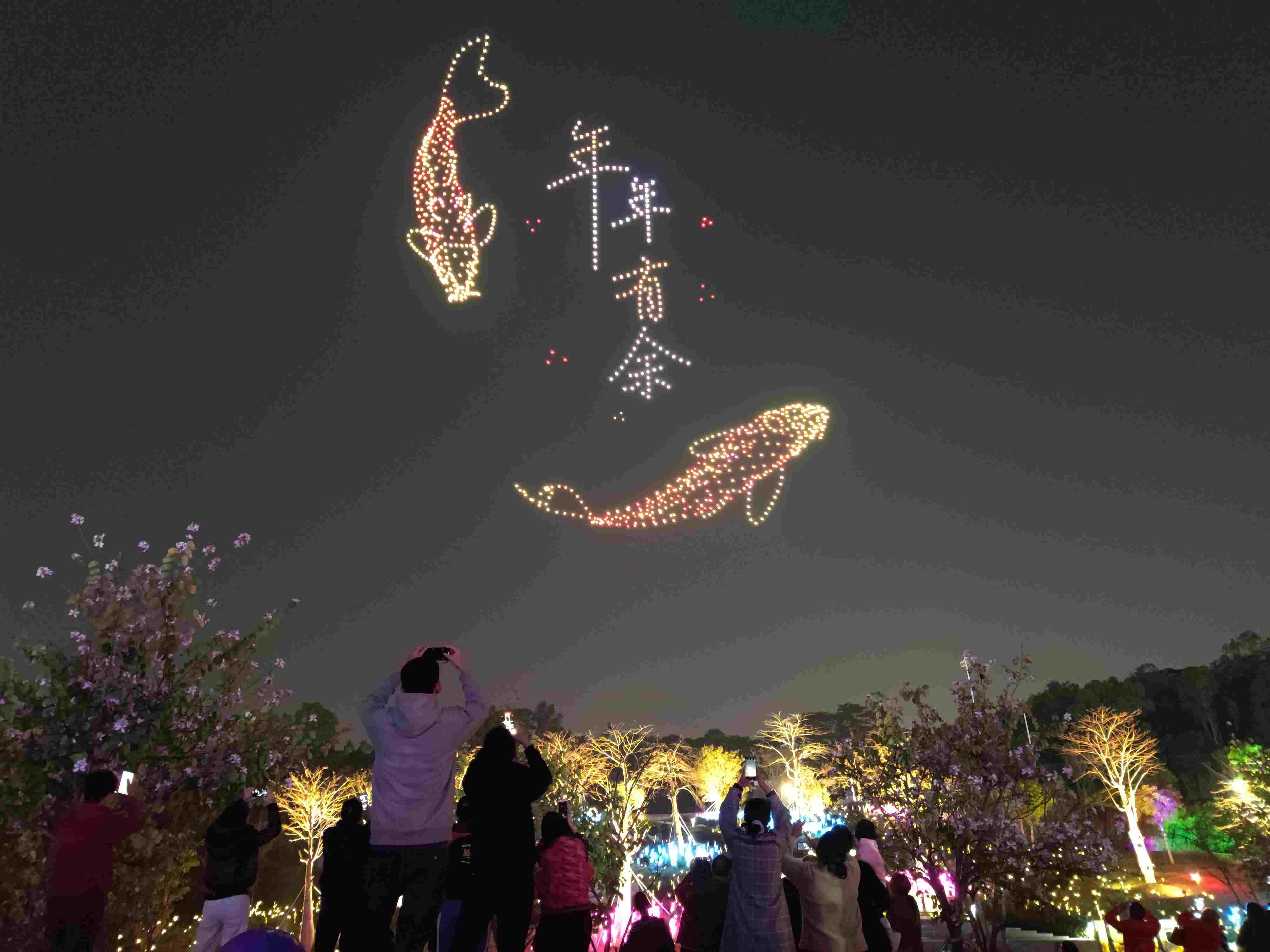 △ 2024年2月10日，深圳北站中心公園，春節(jié)主題無人機燈光秀引來眾多游客駐足觀看。