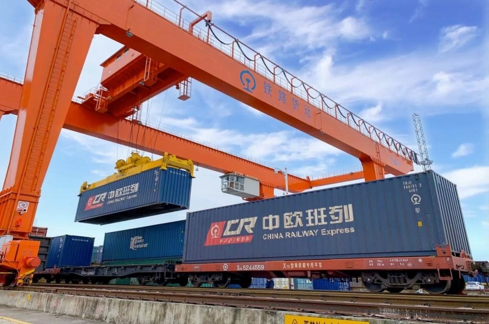 △2022年4月29日，在安徽合肥北站物流基地集裝箱作業(yè)區(qū)，準(zhǔn)備發(fā)運(yùn)的中歐班列集裝箱。