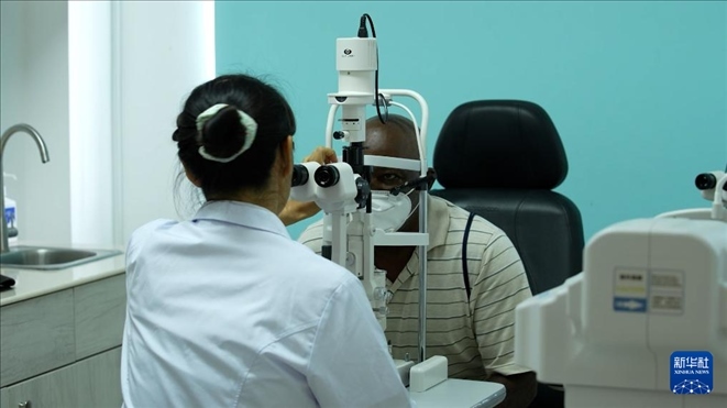 3月4日，在多米尼克羅索的中多友誼醫(yī)院眼科中心，援多醫(yī)療隊(duì)成員、南方醫(yī)科大學(xué)第三附屬醫(yī)院眼科主治醫(yī)師魯志卿為病人做檢查。新華社記者 王朝 攝