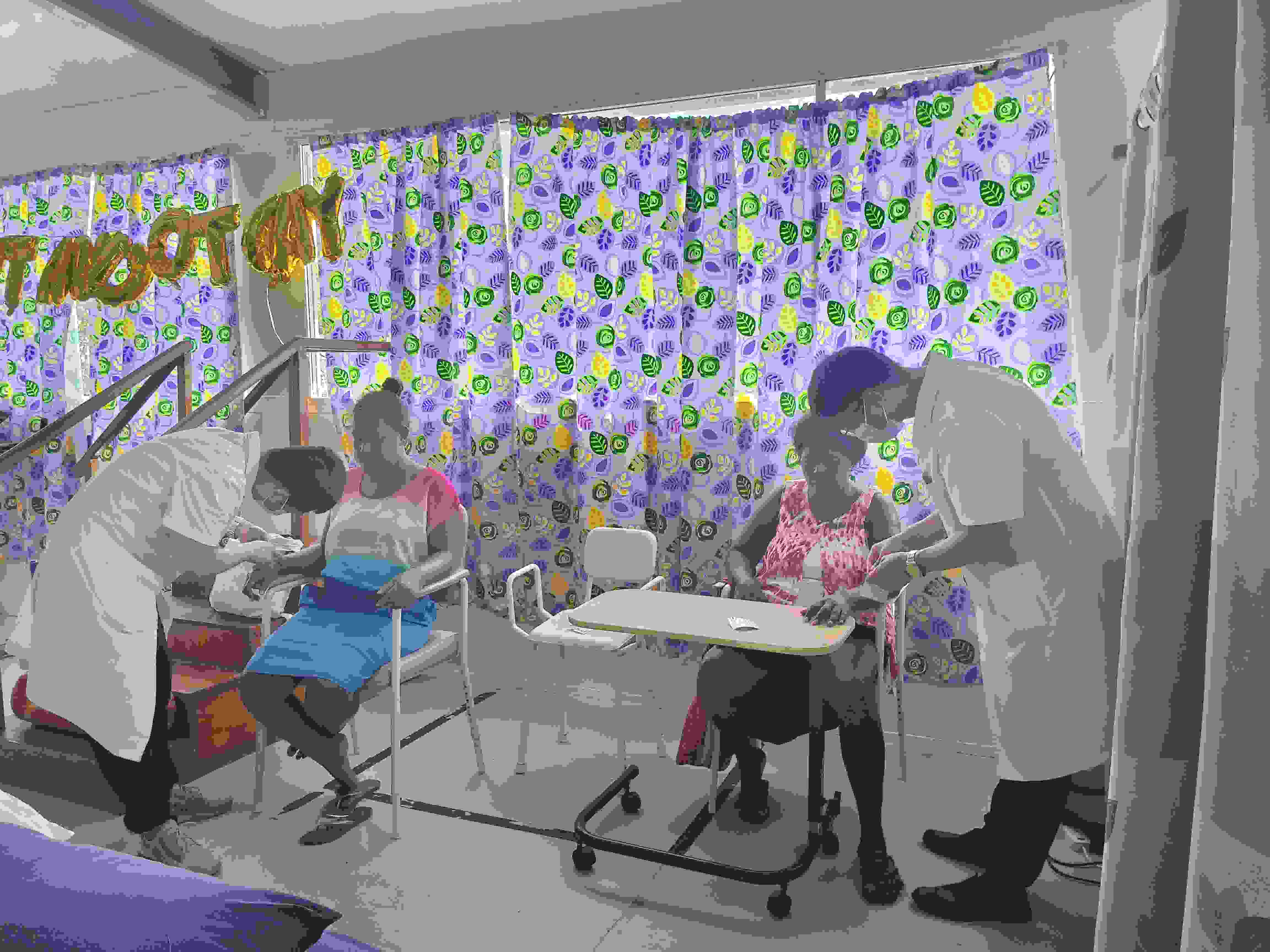 2023年7月3日，中國援助所羅門群島醫(yī)療隊針灸大夫在所羅門群島首都霍尼亞拉國家轉(zhuǎn)診醫(yī)院為患者治療。