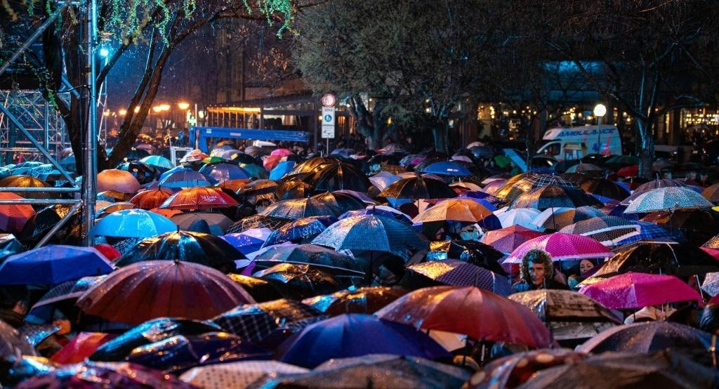 3月24日，在塞爾維亞南部城市普羅庫普列，人們參加北約轟炸南聯(lián)盟遇難者悼念儀式。新華社發(fā)（王韡攝）