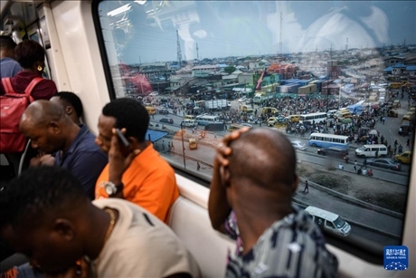 2月28日，在尼日利亞拉各斯，人們乘坐輕軌藍(lán)線列車。新華社記者 韓旭 攝