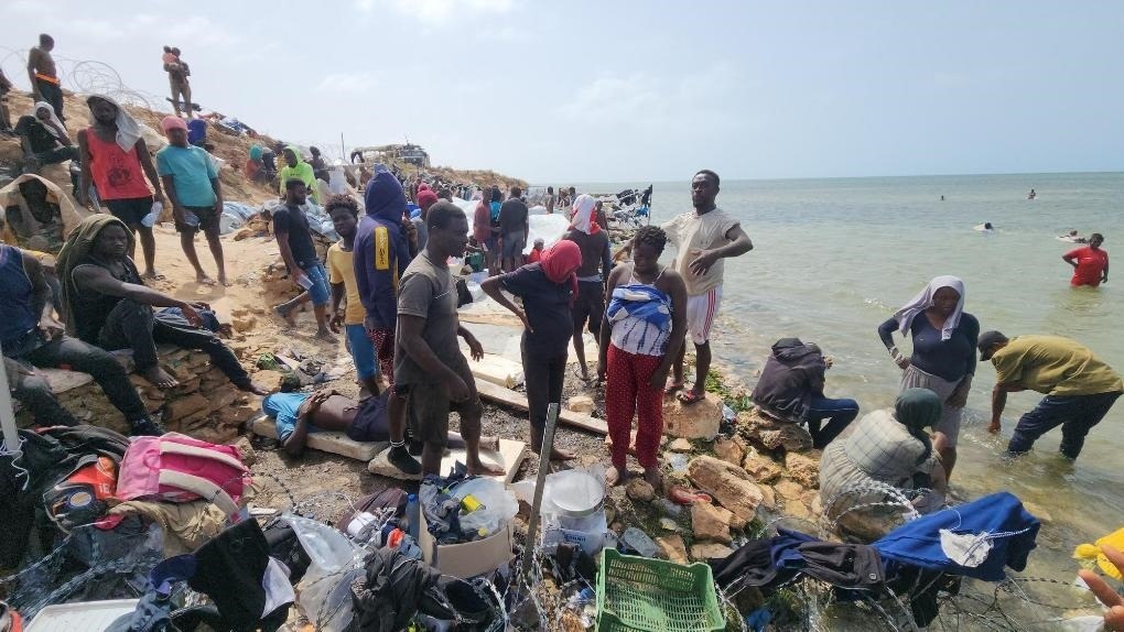 2023年7月26日，在突尼斯與利比亞邊境的艾季迪爾角，眾多移民滯留在地中海海岸邊。新華社發(fā)（哈姆扎·圖爾基亞攝）