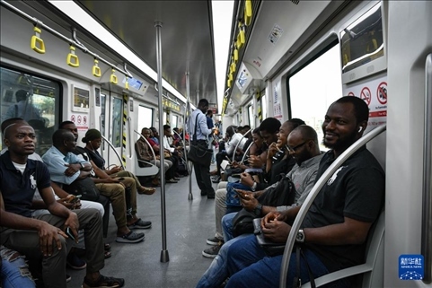 2月28日，在尼日利亞拉各斯，人們乘坐輕軌藍(lán)線列車。新華社記者 韓旭 攝