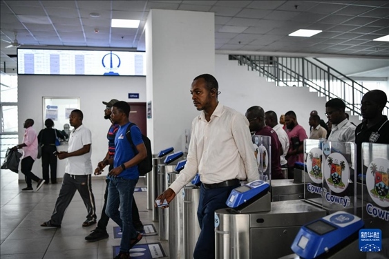 2月28日，在尼日利亞拉各斯，人們?cè)谳p軌藍(lán)線碼頭站刷卡出站。新華社記者 韓旭 攝