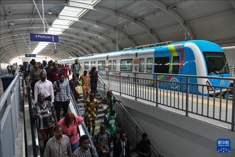 2月28日，在尼日利亞拉各斯，人們?cè)谳p軌藍(lán)線碼頭站下車出站。新華社記者 韓旭 攝