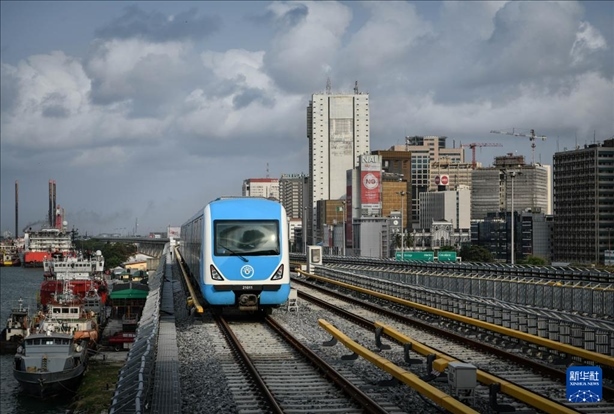 這是2月28日在尼日利亞拉各斯拍攝的一列輕軌藍(lán)線列車。新華社記者 韓旭 攝