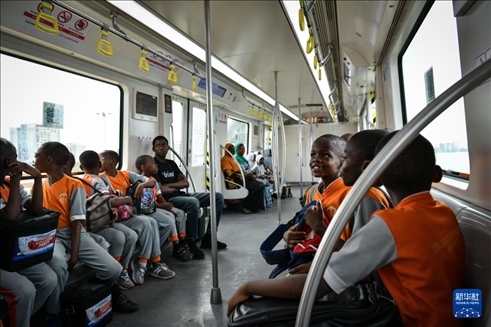 2月28日，在尼日利亞拉各斯，一所小學(xué)的學(xué)生們體驗(yàn)乘坐輕軌藍(lán)線列車。新華社記者 韓旭 攝