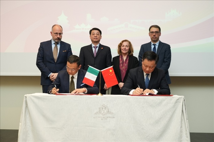 揚(yáng)州市政府與意大利中國(guó)商會(huì)簽署合作協(xié)議。 主辦方供圖