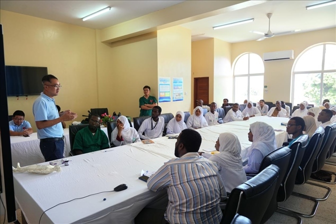 韋長群醫(yī)生進行中醫(yī)講座。中國援桑醫(yī)療隊供圖