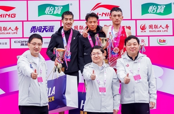 無錫市人民政府副秘書長(zhǎng)顧文龍，無錫市體育局黨組書記、副局長(zhǎng)楊宇華，海瀾集團(tuán)黨委副書記、副總裁江南共同為全國馬拉松錦標(biāo)賽（第一站）男子組前3名頒獎(jiǎng)。受訪者供圖