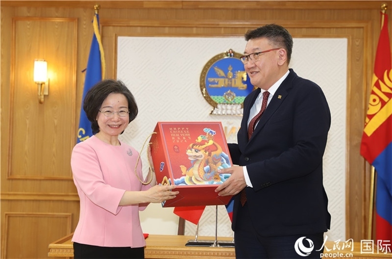 沈大使向扎布赫楞部長贈送吉祥龍。人民網(wǎng)記者 霍文攝