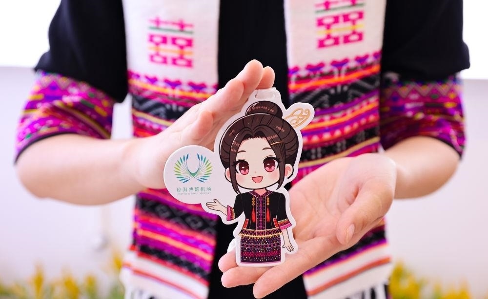 △2024年3月22日，博鰲機(jī)場(chǎng)工作人員展示“博鰲香”香氛卡片。