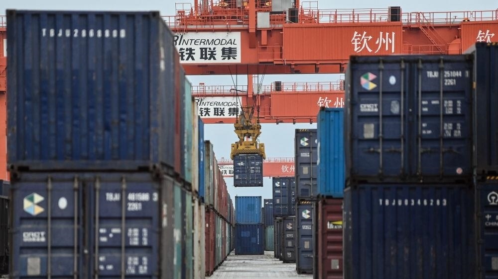 △2023年5月11日，在廣西欽州鐵路集裝箱中心站，塔吊在下卸集裝箱。近年來，在RCEP政策紅利推動(dòng)下，中國與東盟產(chǎn)業(yè)合作不斷深化，助力區(qū)域經(jīng)濟(jì)發(fā)展。