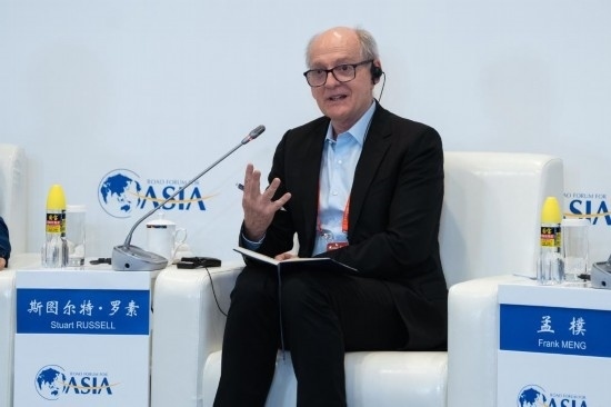 3月27日，《人工智能：現(xiàn)代方法》作者、加州大學伯克利分校計算機科學系教授斯圖爾特·羅素在分論壇上發(fā)言。新華社記者 曹夢瑤 攝