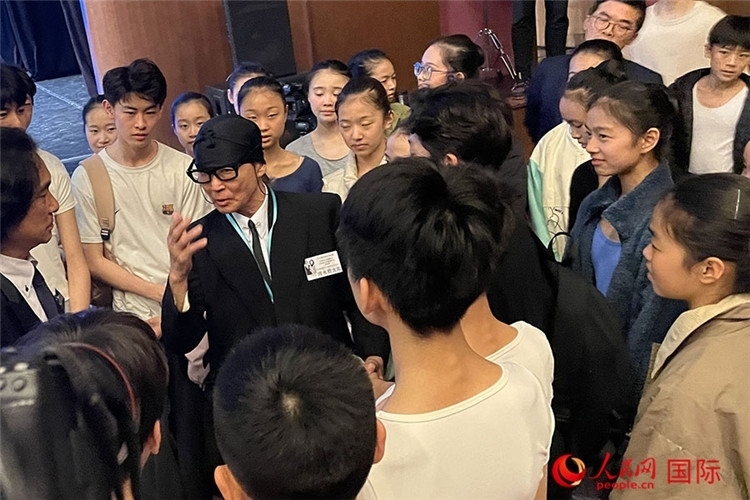 松山芭蕾舞團總代表清水哲太郎與中央芭蕾舞團舞蹈學(xué)校的學(xué)生們交流。人民網(wǎng)記者 張麗婭攝