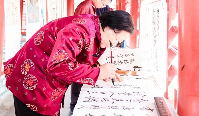 杏花節(jié)書畫展上書法家現(xiàn)場創(chuàng)作。受訪方供圖