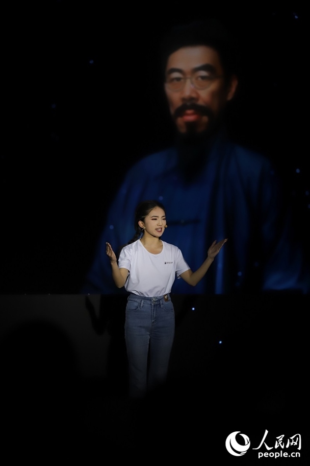 數(shù)字人“聞一多”與青年學(xué)生隔空對話。人民網(wǎng)記者 李發(fā)興攝