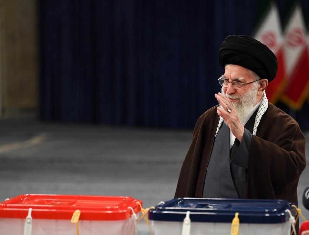 3月1日，在伊朗首都德黑蘭，伊朗最高領(lǐng)袖哈梅內(nèi)伊在設(shè)于領(lǐng)袖府內(nèi)的投票站投票。新華社記者沙達(dá)提攝