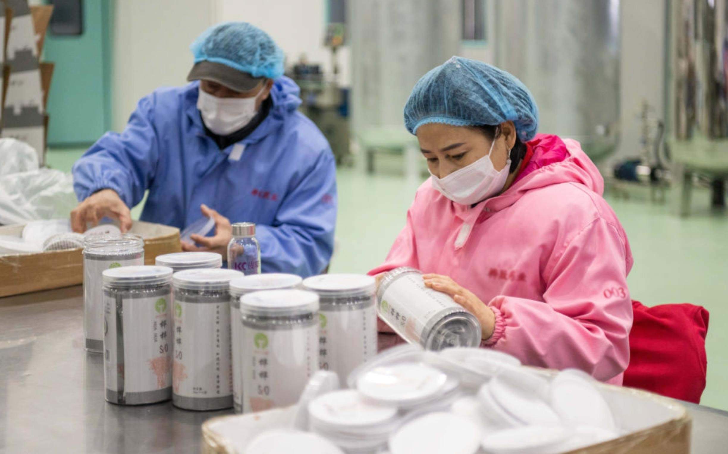 △2024年3月12日，黑龍江伊春一家公司內(nèi)，工作人員在包裝樺樹汁相關(guān)產(chǎn)品。