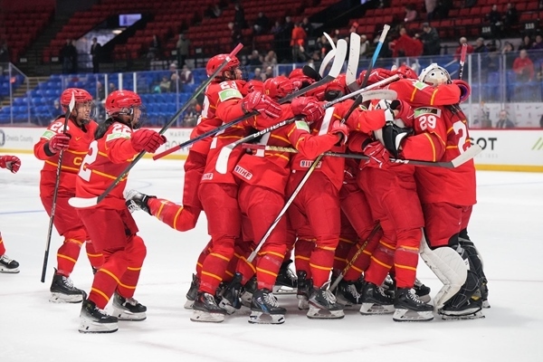 中國隊慶祝比賽勝利。圖片來源：國際冰聯