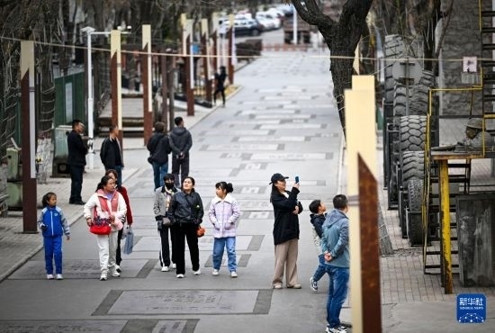 4月5日，游客在寧夏石嘴山市大武口洗煤廠工業(yè)遺址公園游覽。新華社記者 馮開華 攝