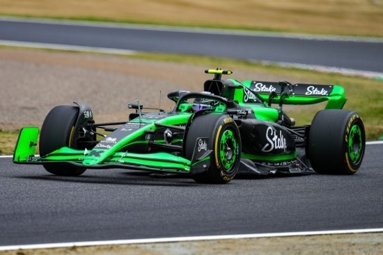 4月5日，索伯車隊(duì)中國(guó)車手周冠宇在練習(xí)賽中。新華社記者 張笑宇 攝