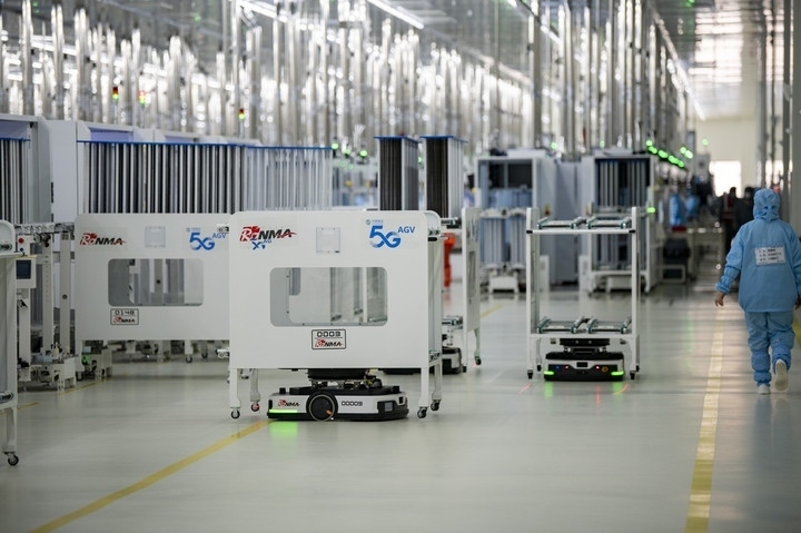 2024年1月10日，在位于浙江省金華市金義新區(qū)的潤馬光能集團金華工廠智能化生產(chǎn)車間里，AGV（自動導引運輸）小車忙碌穿梭在生產(chǎn)單元之間。圖源新華社