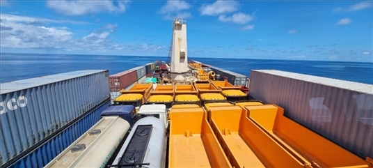 中蘇海運(yùn)直航貨輪在海上行駛。中國(guó)駐蘇里南大使館供圖