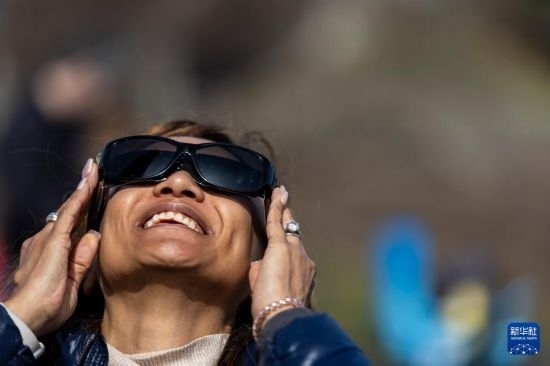 4月8日，一名女子在美國紐約州普拉茨堡觀看日食。新華社發(fā)（文森特·約翰遜攝）
