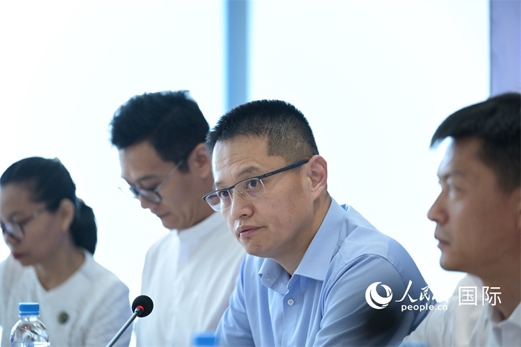 緬甸中國企業(yè)商會會長、工商銀行仰光分行行長劉銘介紹有關情況-人民網記者謝佳君攝