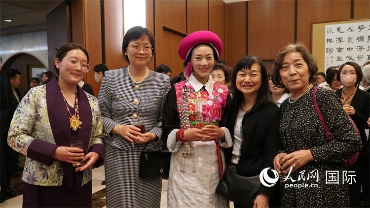 來賓與茨姆等人熱烈交流并合影留念。人民網(wǎng) 蔣曉辰攝