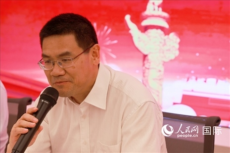 北京海外聯(lián)誼會會長楊晉柏在座談會上致辭。人民網(wǎng)記者 陳海琪攝