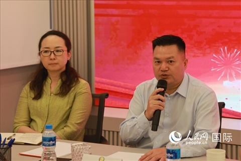 巴西和統(tǒng)會會長張小春（右）在座談會上致辭。人民網(wǎng)記者 陳海琪攝