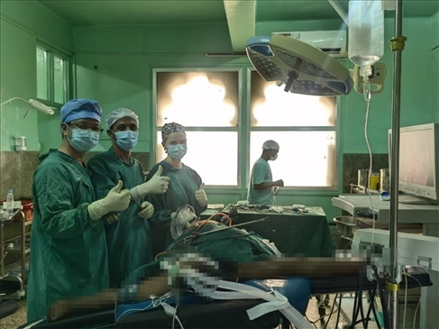 蔣國(guó)慶醫(yī)生（左）和當(dāng)?shù)蒯t(yī)生慶祝手術(shù)成功。中國(guó)援桑醫(yī)療隊(duì)供圖