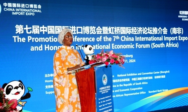 南非貿(mào)易、工業(yè)和競爭部出口促進(jìn)司副總司長馬塔博格致辭。（圖片來源：中國國際進(jìn)口博覽會官微）