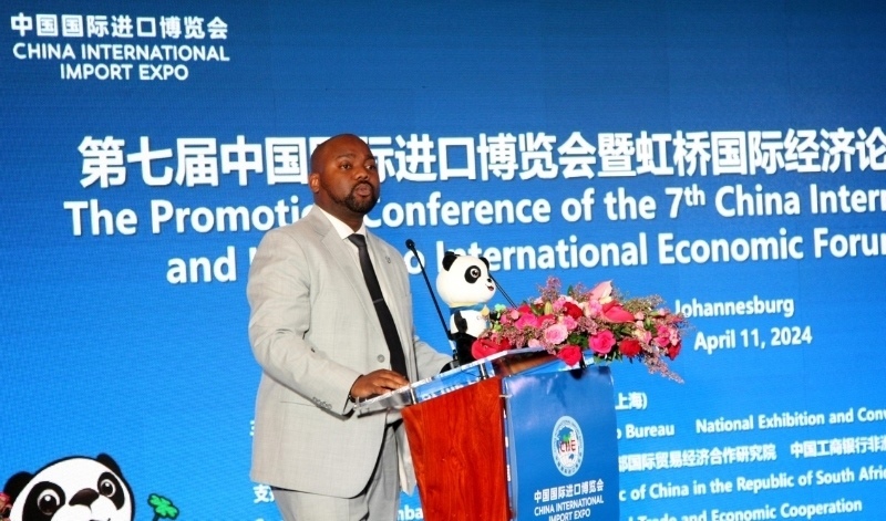 標(biāo)準(zhǔn)銀行集團(tuán)企業(yè)與商業(yè)銀行部國際貿(mào)易總經(jīng)理武巴致辭。（圖片來源：中國國際進(jìn)口博覽會官微）