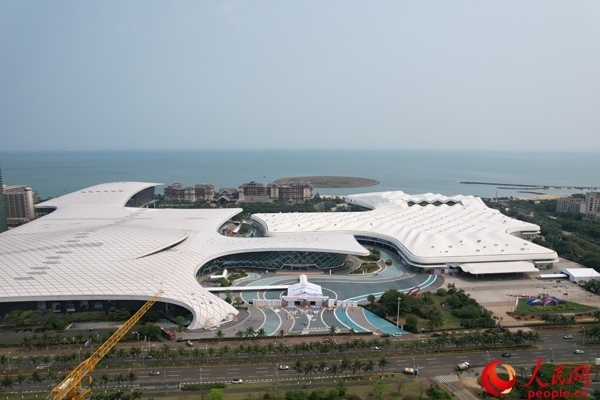 航拍第四屆消博會主會場。人民網(wǎng)記者 孟凡盛攝