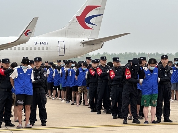 中國(guó)籍涉賭詐違法犯罪嫌疑人從柬埔寨被押解回國(guó)。人民網(wǎng)記者 郝萍攝