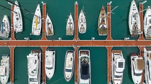 △超250艘船艇亮相第四屆消博會(huì)游艇展。