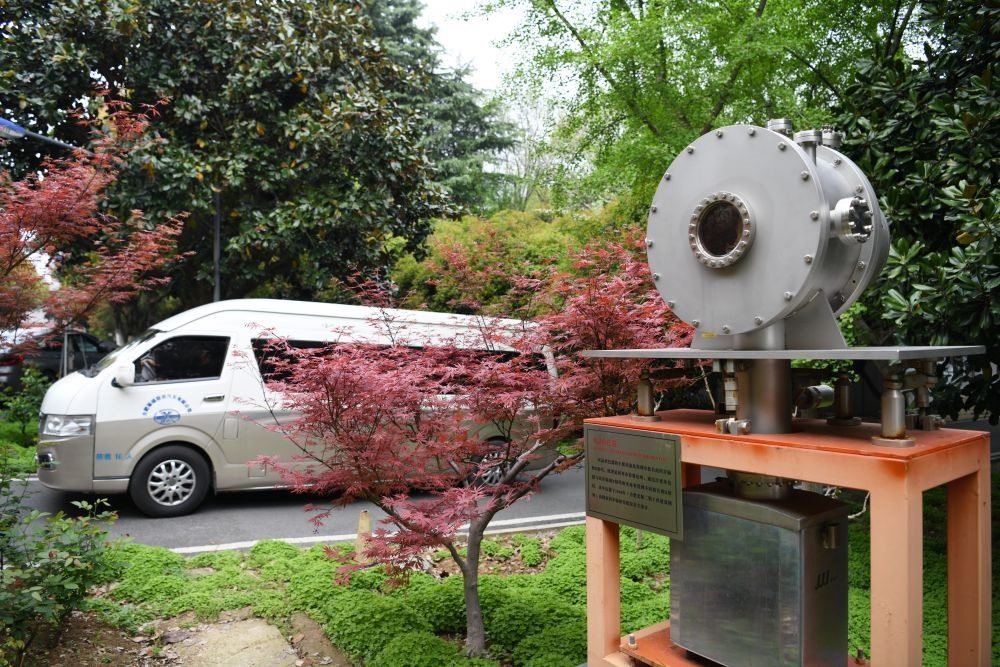 2024年4月6日，在位于安徽合肥的中國(guó)科學(xué)技術(shù)大學(xué)，自主研制的原位實(shí)驗(yàn)裝置準(zhǔn)備運(yùn)往上海光源開(kāi)展實(shí)驗(yàn)。